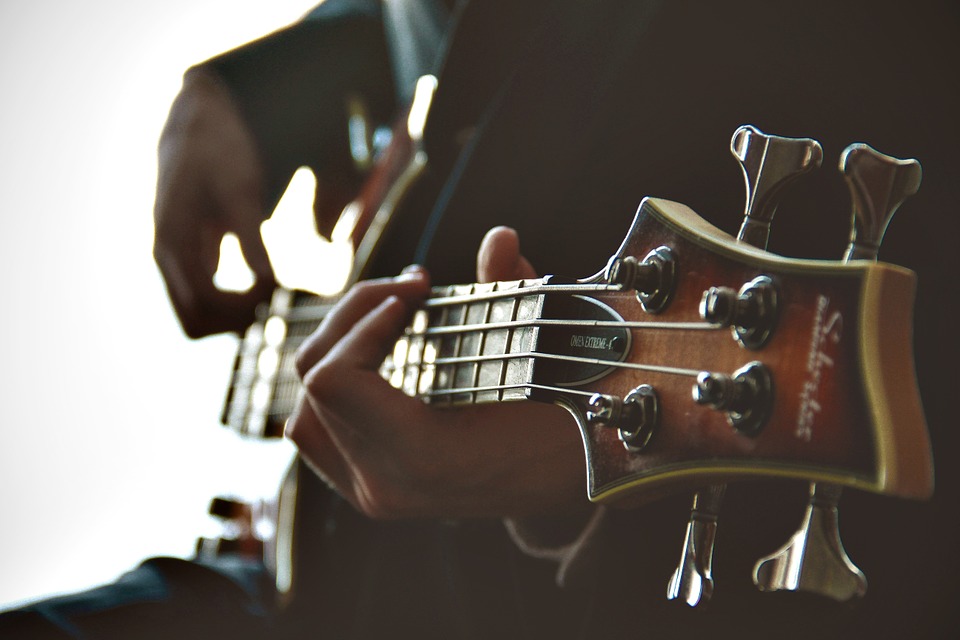 Débutez la guitare électrique : techniques et conseils pour bien commencer